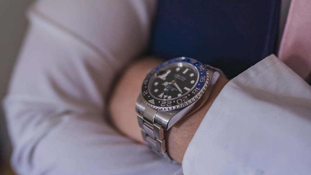 Chinese Investors Pick Luxury Watches Over Houses